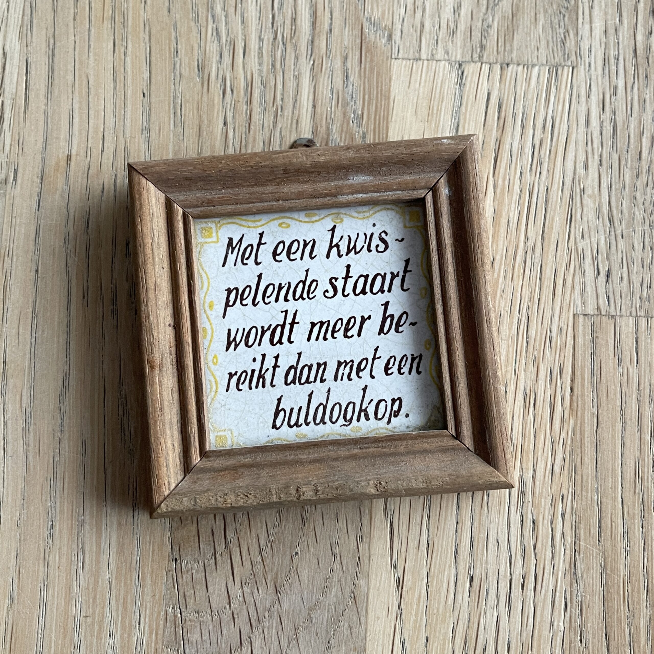 Vintage tegeltje 'kwispelende staart'