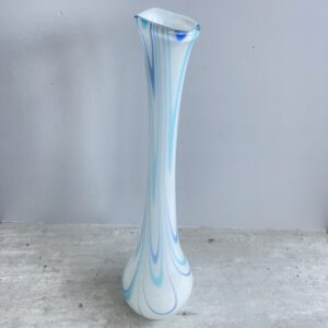 Ranke glazen vaas blauw/wit