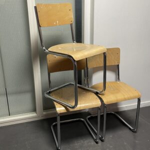 Set van drie schoolstoelen